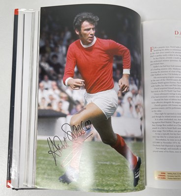 Lot 366 - FOOTBALL MEMORABILIA - MANCHESTER UNITED MULTI SIGNED 'PLAYER BY PLAYER' BOOK.