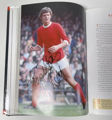 Lot 366 - FOOTBALL MEMORABILIA - MANCHESTER UNITED MULTI SIGNED 'PLAYER BY PLAYER' BOOK.
