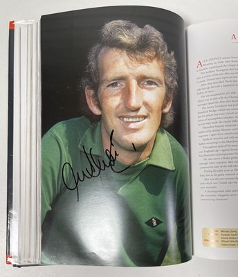 Lot 366 - FOOTBALL MEMORABILIA - MANCHESTER UNITED MULTI SIGNED 'PLAYER BY PLAYER' BOOK.