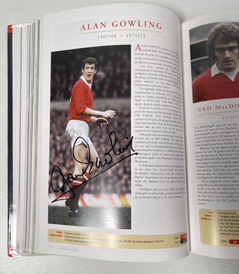 Lot 366 - FOOTBALL MEMORABILIA - MANCHESTER UNITED MULTI SIGNED 'PLAYER BY PLAYER' BOOK.