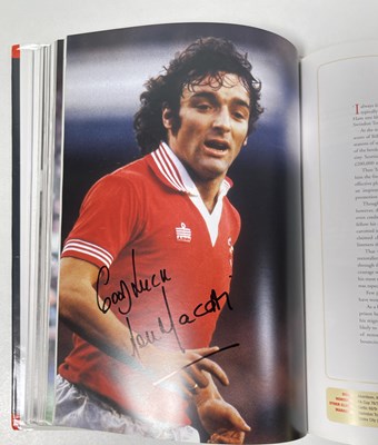 Lot 366 - FOOTBALL MEMORABILIA - MANCHESTER UNITED MULTI SIGNED 'PLAYER BY PLAYER' BOOK.