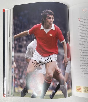Lot 366 - FOOTBALL MEMORABILIA - MANCHESTER UNITED MULTI SIGNED 'PLAYER BY PLAYER' BOOK.