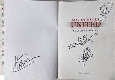 Lot 366 - FOOTBALL MEMORABILIA - MANCHESTER UNITED MULTI SIGNED 'PLAYER BY PLAYER' BOOK.