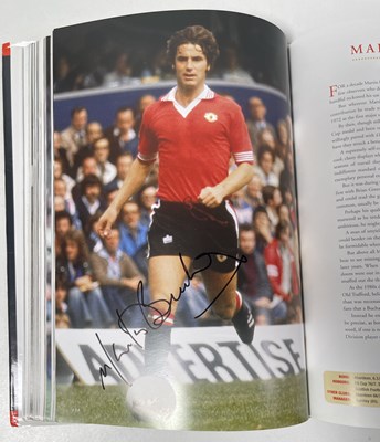 Lot 366 - FOOTBALL MEMORABILIA - MANCHESTER UNITED MULTI SIGNED 'PLAYER BY PLAYER' BOOK.
