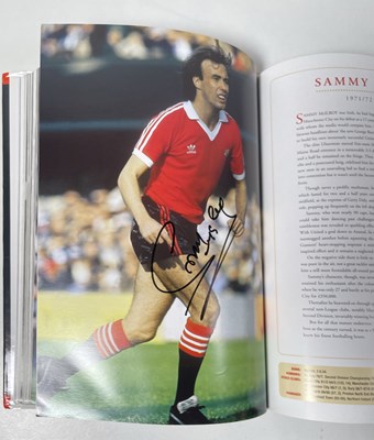 Lot 366 - FOOTBALL MEMORABILIA - MANCHESTER UNITED MULTI SIGNED 'PLAYER BY PLAYER' BOOK.