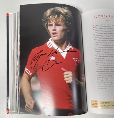 Lot 366 - FOOTBALL MEMORABILIA - MANCHESTER UNITED MULTI SIGNED 'PLAYER BY PLAYER' BOOK.