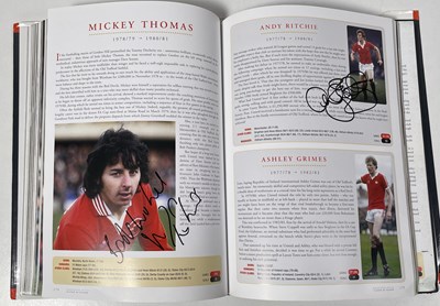 Lot 366 - FOOTBALL MEMORABILIA - MANCHESTER UNITED MULTI SIGNED 'PLAYER BY PLAYER' BOOK.