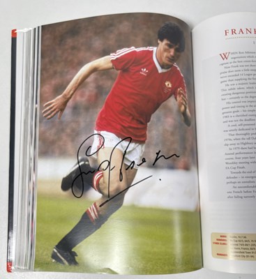 Lot 366 - FOOTBALL MEMORABILIA - MANCHESTER UNITED MULTI SIGNED 'PLAYER BY PLAYER' BOOK.
