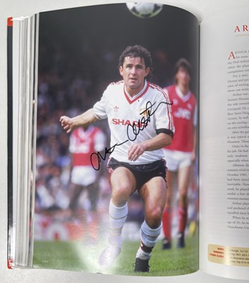 Lot 366 - FOOTBALL MEMORABILIA - MANCHESTER UNITED MULTI SIGNED 'PLAYER BY PLAYER' BOOK.