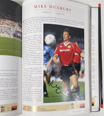 Lot 366 - FOOTBALL MEMORABILIA - MANCHESTER UNITED MULTI SIGNED 'PLAYER BY PLAYER' BOOK.