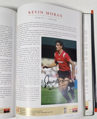 Lot 366 - FOOTBALL MEMORABILIA - MANCHESTER UNITED MULTI SIGNED 'PLAYER BY PLAYER' BOOK.