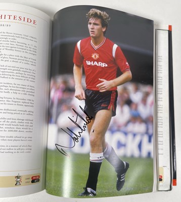 Lot 366 - FOOTBALL MEMORABILIA - MANCHESTER UNITED MULTI SIGNED 'PLAYER BY PLAYER' BOOK.