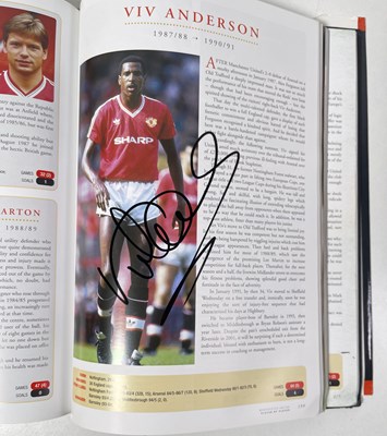 Lot 366 - FOOTBALL MEMORABILIA - MANCHESTER UNITED MULTI SIGNED 'PLAYER BY PLAYER' BOOK.