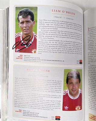 Lot 366 - FOOTBALL MEMORABILIA - MANCHESTER UNITED MULTI SIGNED 'PLAYER BY PLAYER' BOOK.
