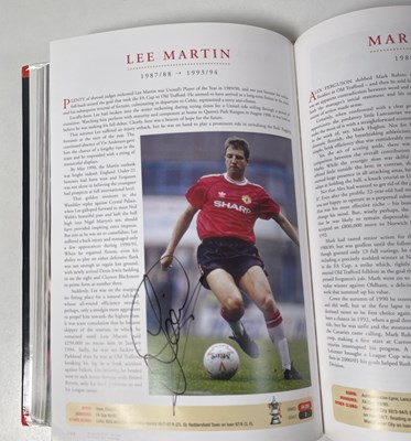 Lot 366 - FOOTBALL MEMORABILIA - MANCHESTER UNITED MULTI SIGNED 'PLAYER BY PLAYER' BOOK.