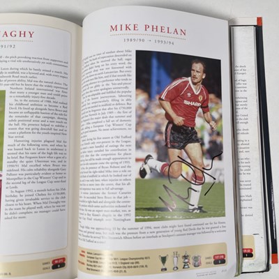 Lot 366 - FOOTBALL MEMORABILIA - MANCHESTER UNITED MULTI SIGNED 'PLAYER BY PLAYER' BOOK.