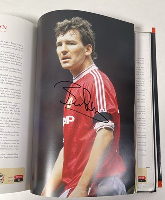 Lot 366 - FOOTBALL MEMORABILIA - MANCHESTER UNITED MULTI SIGNED 'PLAYER BY PLAYER' BOOK.