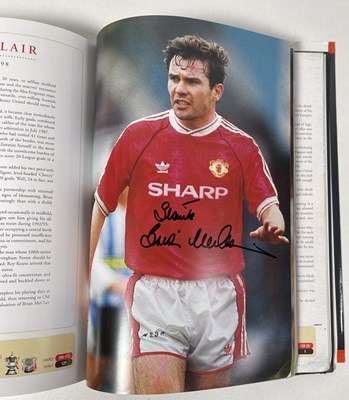 Lot 366 - FOOTBALL MEMORABILIA - MANCHESTER UNITED MULTI SIGNED 'PLAYER BY PLAYER' BOOK.