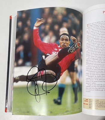 Lot 366 - FOOTBALL MEMORABILIA - MANCHESTER UNITED MULTI SIGNED 'PLAYER BY PLAYER' BOOK.