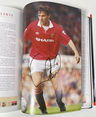 Lot 366 - FOOTBALL MEMORABILIA - MANCHESTER UNITED MULTI SIGNED 'PLAYER BY PLAYER' BOOK.