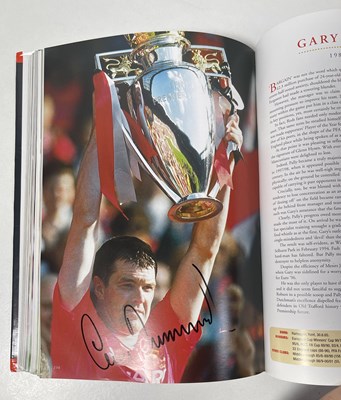 Lot 366 - FOOTBALL MEMORABILIA - MANCHESTER UNITED MULTI SIGNED 'PLAYER BY PLAYER' BOOK.