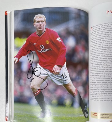 Lot 366 - FOOTBALL MEMORABILIA - MANCHESTER UNITED MULTI SIGNED 'PLAYER BY PLAYER' BOOK.