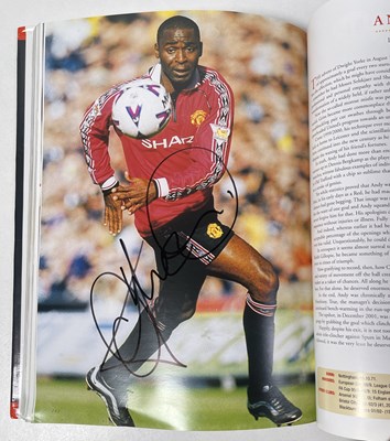 Lot 366 - FOOTBALL MEMORABILIA - MANCHESTER UNITED MULTI SIGNED 'PLAYER BY PLAYER' BOOK.