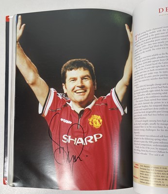 Lot 366 - FOOTBALL MEMORABILIA - MANCHESTER UNITED MULTI SIGNED 'PLAYER BY PLAYER' BOOK.