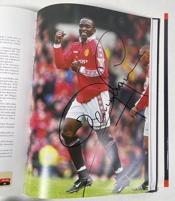 Lot 366 - FOOTBALL MEMORABILIA - MANCHESTER UNITED MULTI SIGNED 'PLAYER BY PLAYER' BOOK.