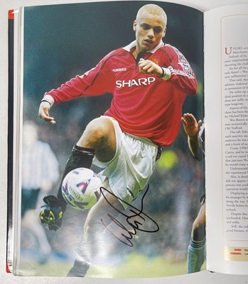 Lot 366 - FOOTBALL MEMORABILIA - MANCHESTER UNITED MULTI SIGNED 'PLAYER BY PLAYER' BOOK.