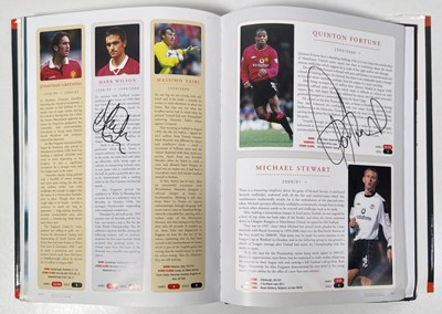 Lot 366 - FOOTBALL MEMORABILIA - MANCHESTER UNITED MULTI SIGNED 'PLAYER BY PLAYER' BOOK.