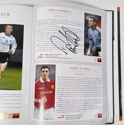 Lot 366 - FOOTBALL MEMORABILIA - MANCHESTER UNITED MULTI SIGNED 'PLAYER BY PLAYER' BOOK.