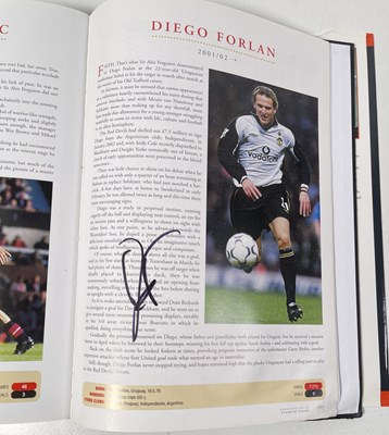Lot 366 - FOOTBALL MEMORABILIA - MANCHESTER UNITED MULTI SIGNED 'PLAYER BY PLAYER' BOOK.