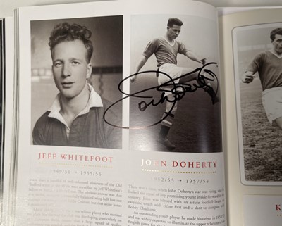 Lot 366 - FOOTBALL MEMORABILIA - MANCHESTER UNITED MULTI SIGNED 'PLAYER BY PLAYER' BOOK.