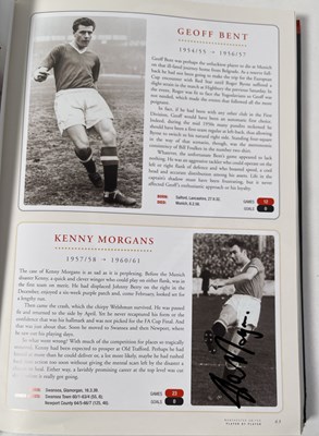 Lot 366 - FOOTBALL MEMORABILIA - MANCHESTER UNITED MULTI SIGNED 'PLAYER BY PLAYER' BOOK.