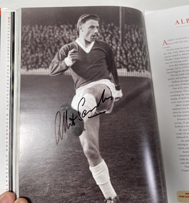 Lot 366 - FOOTBALL MEMORABILIA - MANCHESTER UNITED MULTI SIGNED 'PLAYER BY PLAYER' BOOK.
