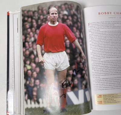 Lot 366 - FOOTBALL MEMORABILIA - MANCHESTER UNITED MULTI SIGNED 'PLAYER BY PLAYER' BOOK.