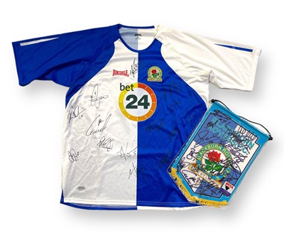 Lot 369 - FOOTBALL MEMORABILIA - BLACKBURN ROVERS SIGNED PENNANT AND SHIRT.