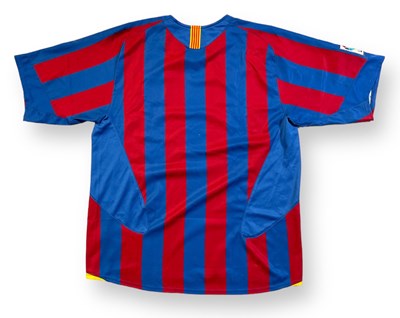 Lot 370 - FC BARCELONA -  A SHIRT SIGNED BY JOHANN CRUYFF.