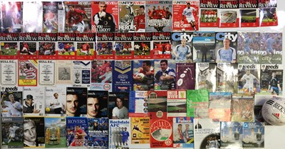 Lot 371 - FOOTBALL MEMORABILIA - MANCHESTER UNITED SIGNED FOOTBALL AND PROGRAMME COLLECTION.