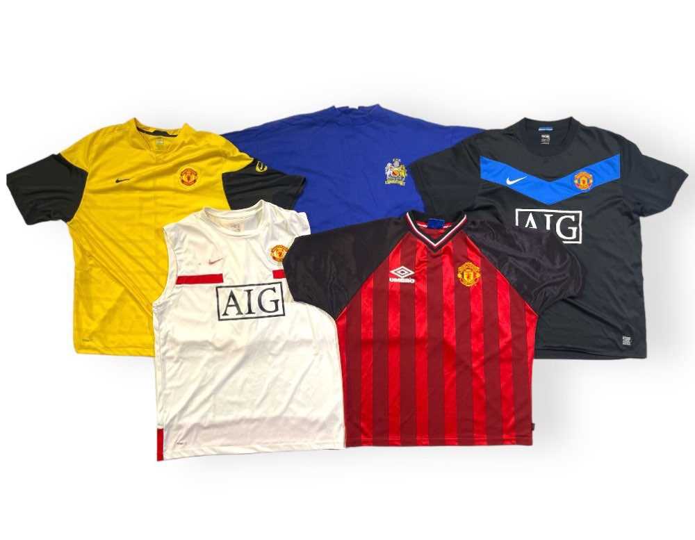 Lot 379 - MANCHESTER UNITED TRAINING SHIRTS.