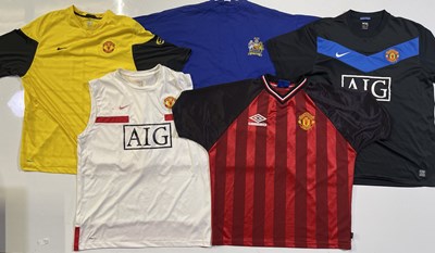 Lot 379 - MANCHESTER UNITED TRAINING SHIRTS.