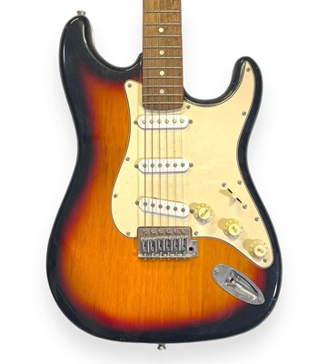 Lot 7 - A FENDER SQUIER STRATOCASTER ELECTRIC GUITAR.