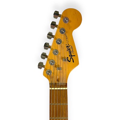 Lot 7 - A FENDER SQUIER STRATOCASTER ELECTRIC GUITAR.