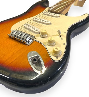 Lot 7 - A FENDER SQUIER STRATOCASTER ELECTRIC GUITAR.