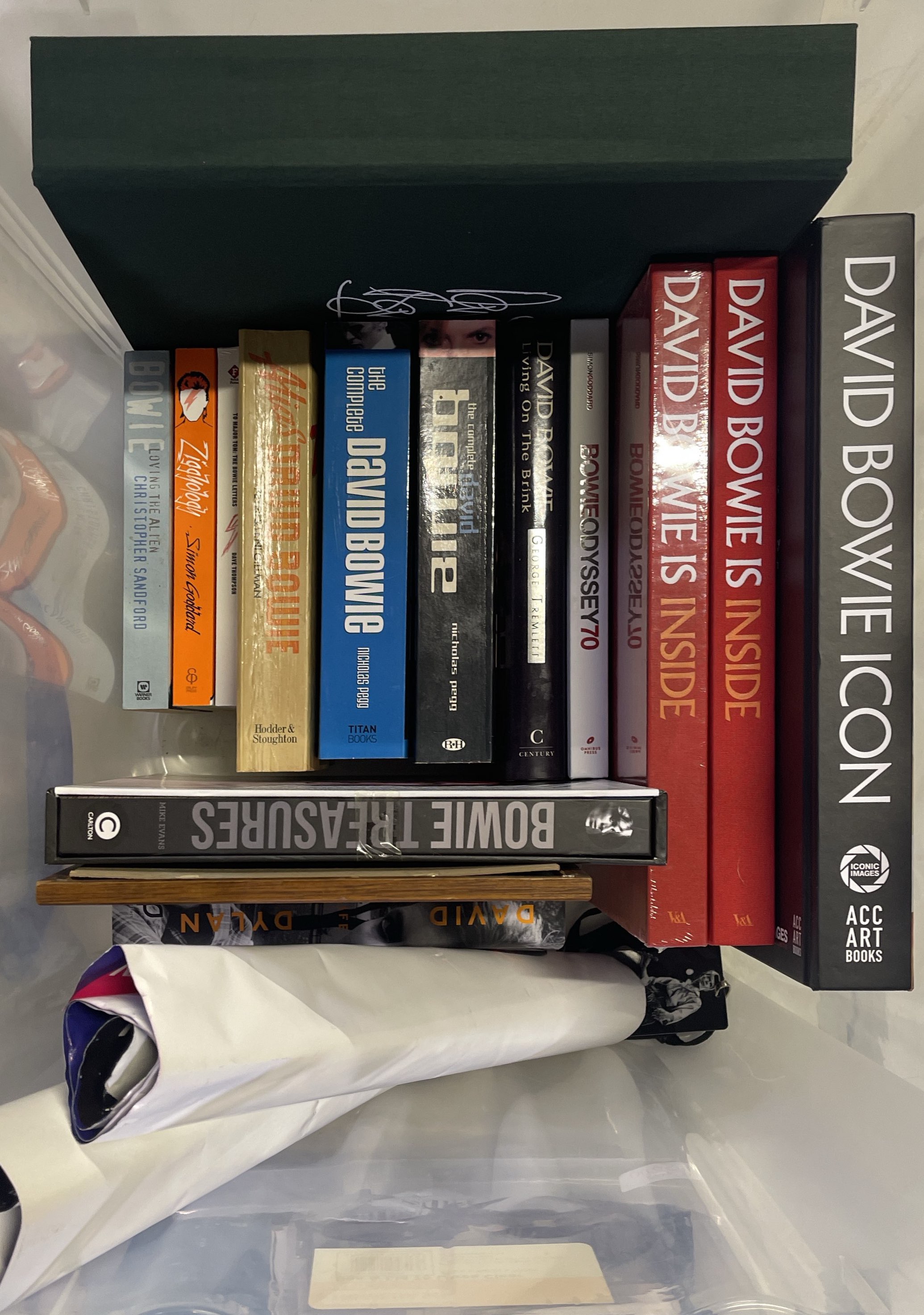 David Collection Books Lot 348 - DAVID BOWIE - BOOK AND MAGAZINE COLLECTION