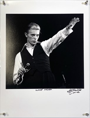 Lot 363 - DAVID BOWIE - ONSTAGE IN TORONTO FEB 1976 - JOHN ROWLANDS SIGNED PRINT.