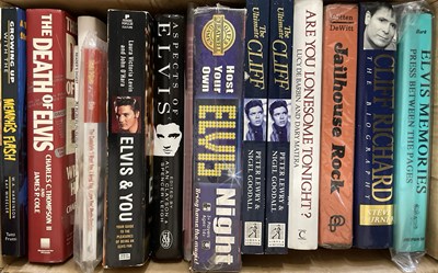 Lot 291 - ELVIS PRESLEY - BOOKS AND MAGAZINES INC LARGE NUMBER OF DEAGOSTINI PUBLISHED MAGS.