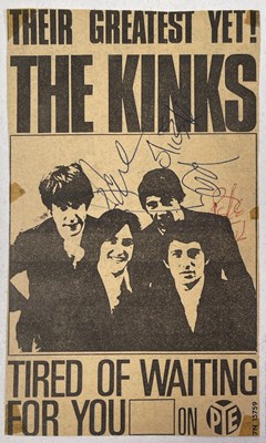 Lot 259 - THE KINKS - SIGNED C 1960S CUTTING AND CD BOOKLET.