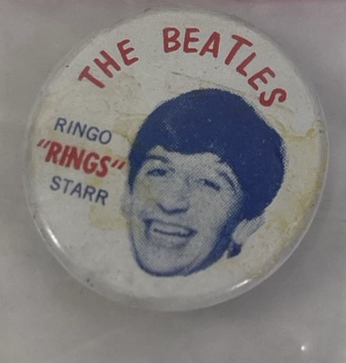 Lot 183 - THE BEATLES - MEMORABILIA COLLECTION INC YELLOW SUBMARINE 1960S BADGES..